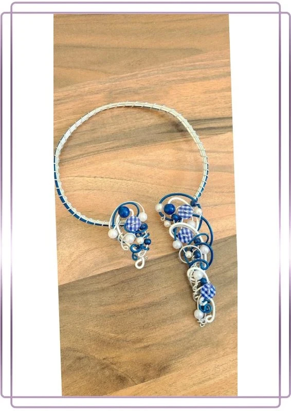 Collier original en fil de fer et boutons